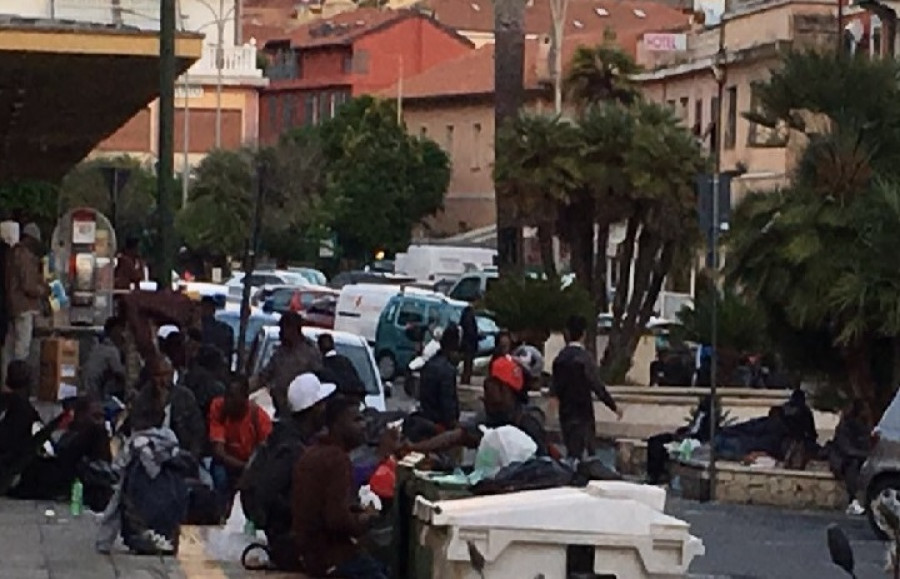 Taliansko ukazuje, že migráciu je možné na mori zastaviť – keď ide o pohodlie a bezpečnosť „mocných“