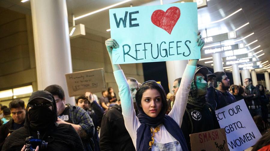 Počet utečencov prijatých Spojenými štátmi klesol na polovicu