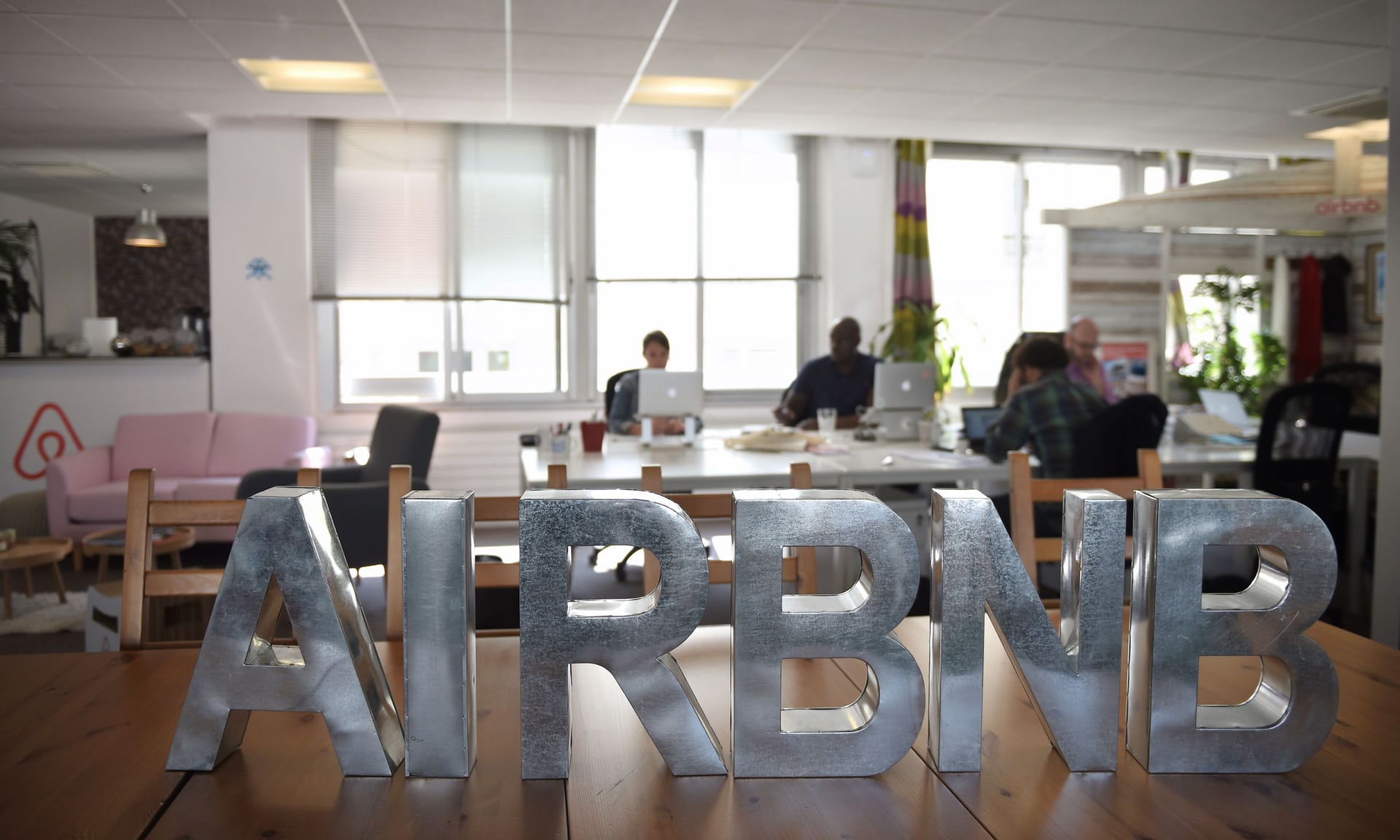 Airbnb sa súdi so ženou, ktorá bola údajne obťažovaná majiteľom bytu
