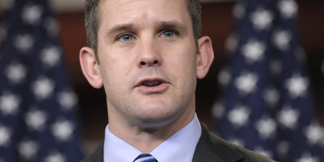 Americký kongresman Adam Kinzinger: Skôr alebo neskôr napadneme Asada