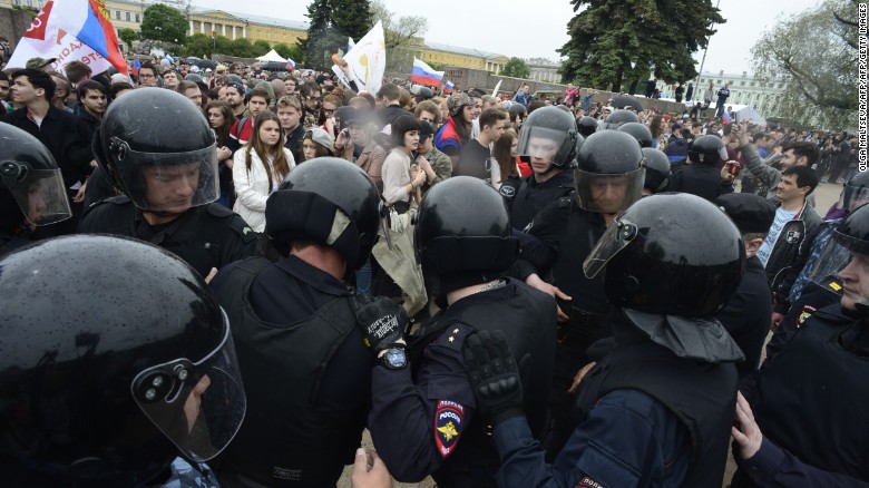 Pri demonštráciách na podporu Navalného zatkla ruská polícia takmer 300 ľudí