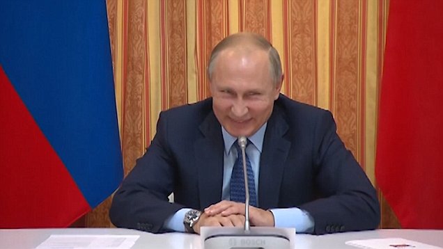 Putin sa nemôže prestať smiať, keď minister navrhuje, aby Rusko exportovalo bravčovinu do moslimskej väčšinovej Indonézie (VIDEO)