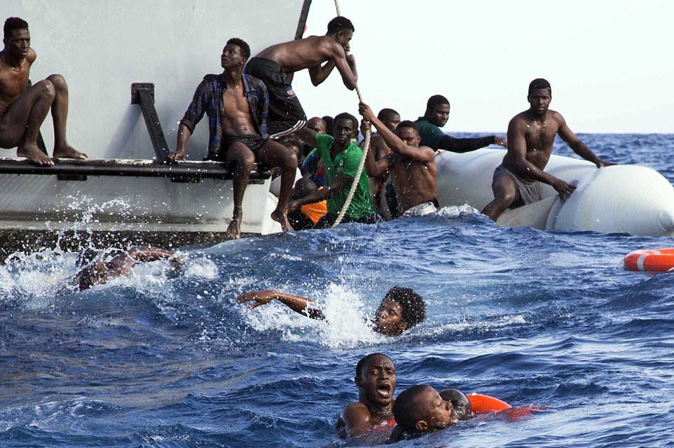 Mimovládky sa pokúšajú do pašovania migrantov zapojiť americké námorníctvo a tým prelomiť talianske veto.