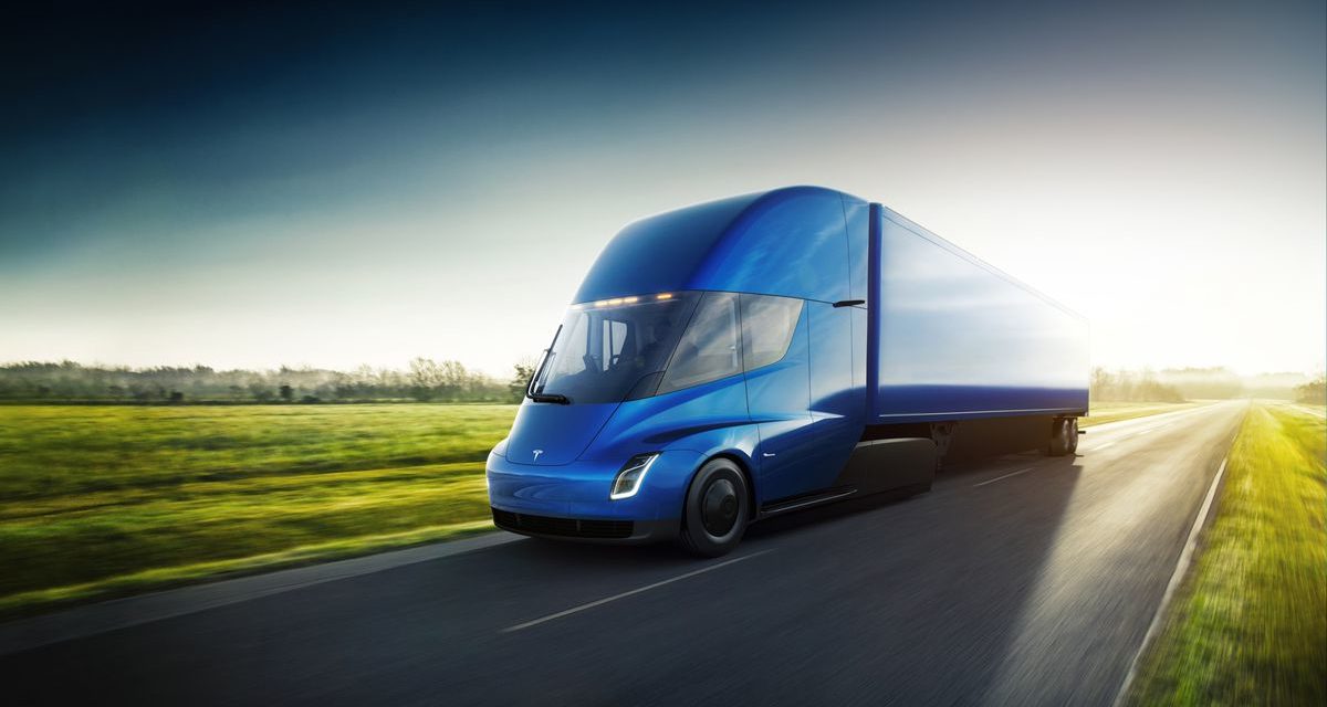 VIDEO: Tesla predstavuje elektrický kamión Semi a športiak Roadster