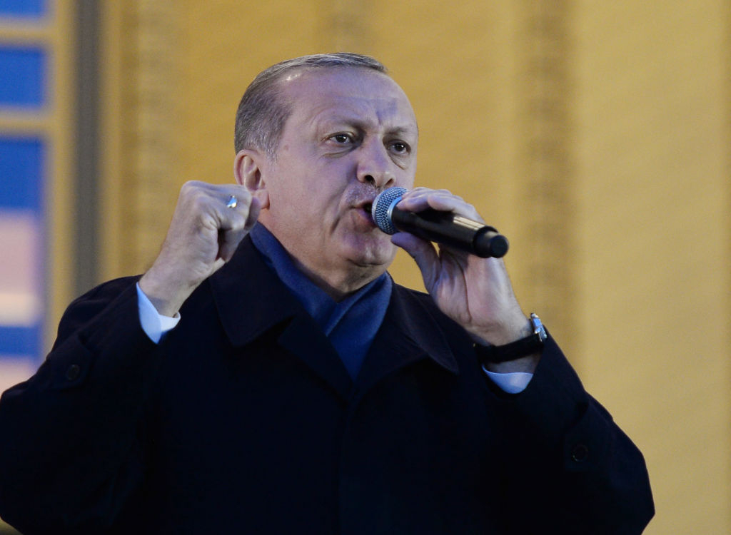 AL-MONITOR: Tureckí oficiálni predstavitelia privítali nálet na „Assada,“ obyvatelia Turecka však protestujú