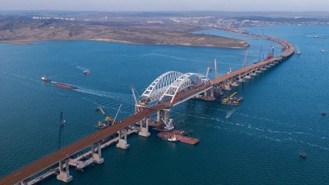 Ukrajinci, zbombardujte Krymský most, ozvala sa rada z Ameriky. Rusko protestuje.