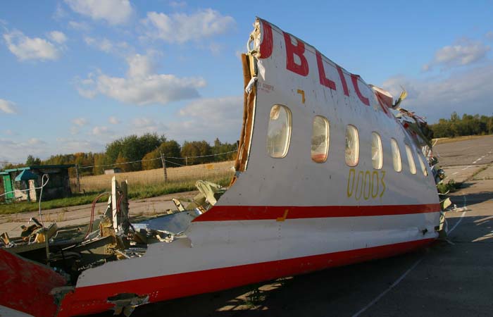 Poliaci tvrdia, že pri tragédii v Smolensku bolo lietadlo zničené náložami