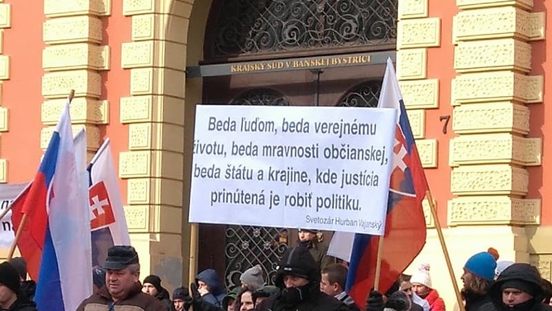 Aktuálne – NAKA zasahuje proti „extrémistom“, 6 obvinených. Ide o zásah proti kritikom presídľovania migrantov na Slovensko?