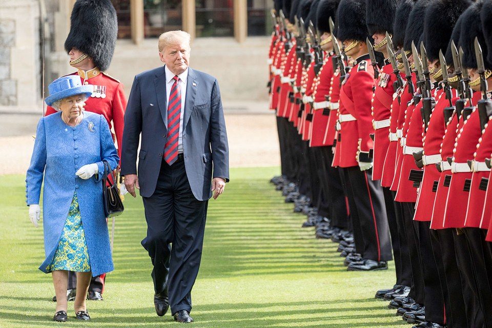 TRUMP a brošne kráľovnej Alžbety II
