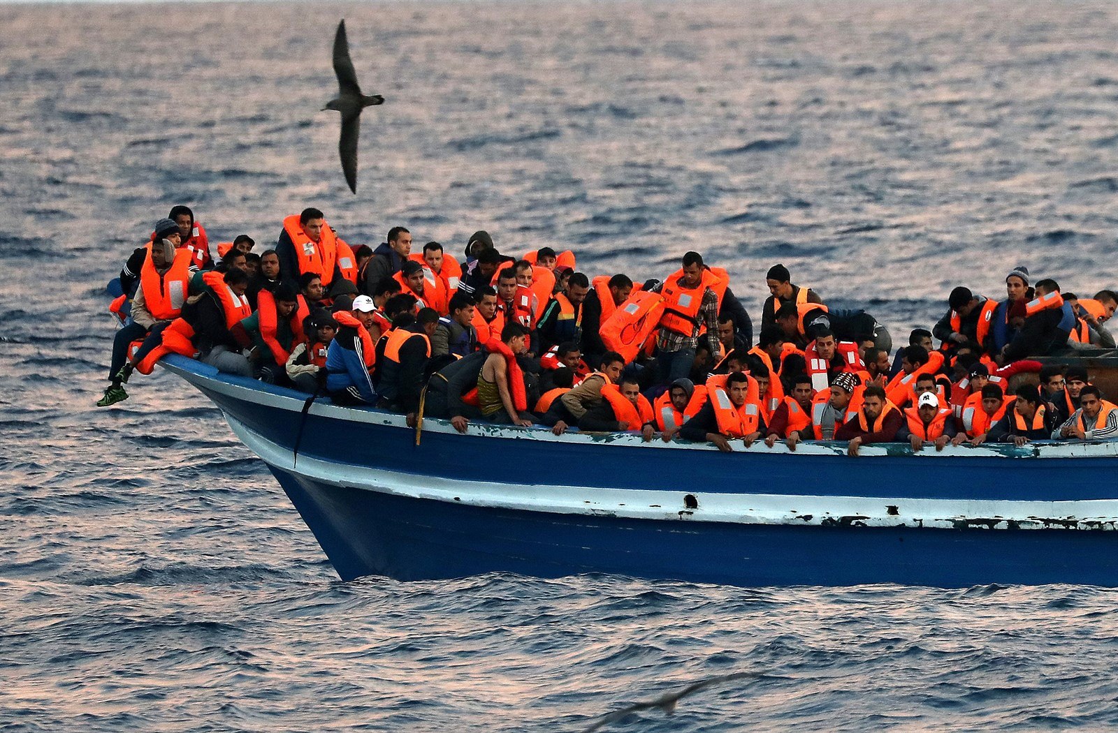 Posádka talianskej lode sa vraj dopustila zločinu, keď zachránených pri pobreží Líbye odviezla do: Líbye