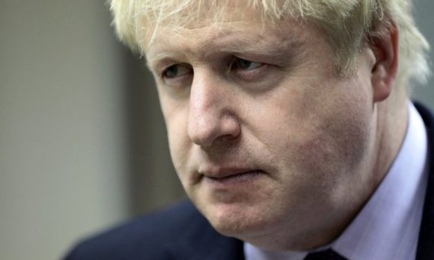 Bývalý britský minister zahraničia Boris Johnson prirovnal ženy v burke k poštovej schránke
