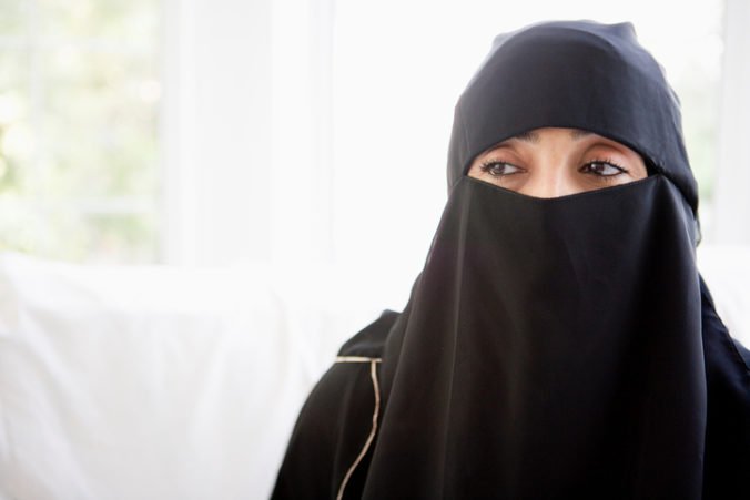 Švédsky súd akceptuje islamské právo šaria. Moslimka, ktorá odmietla podať ruku mužovi, vyhrala spor.