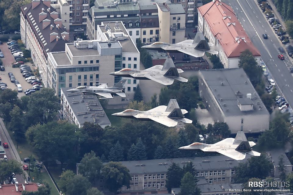 Poliaci slávia sto rokov nezávislosti s americkými neviditeľnými stíhačkami F-22