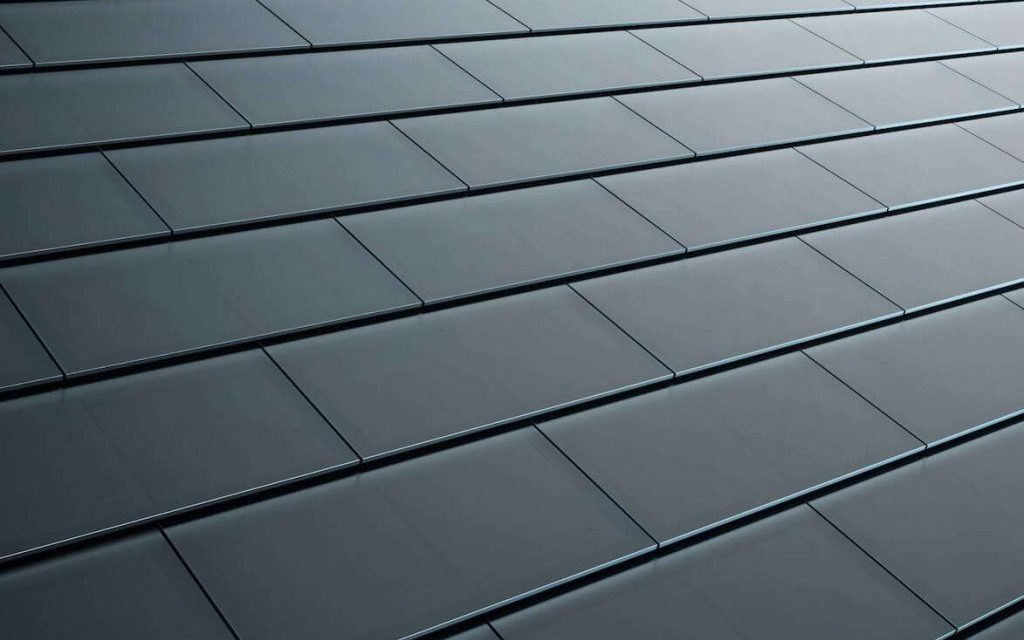 Tesla má stále problémy, okrem áut nestíha dodávať ani solárne strechy