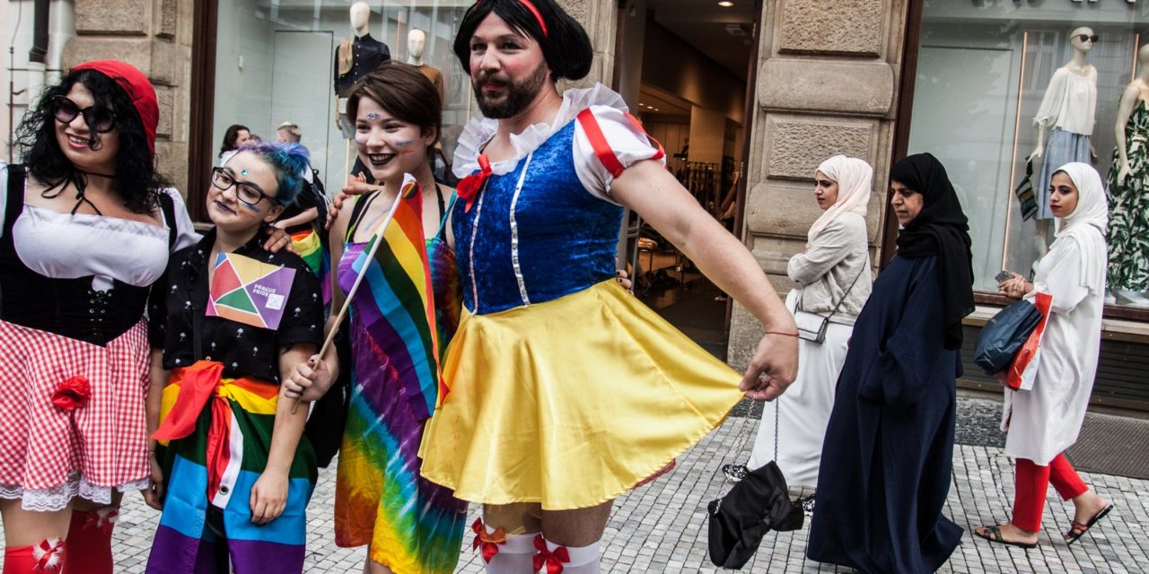Kandidát na primátora v Prahe za stranu Pirátov chce nariadiť inklúziu homosexuálov.