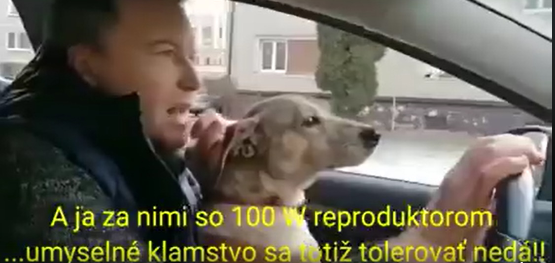 V jednej ruke volant, v druhej mikrofón, pes na kolenách, kandidát Progresívneho Slovenska Matej Fabšík prenasleduje dodávku Kotlebovcov