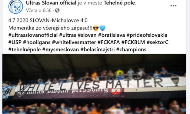 Fanúšikovia Slovana vyvesili transparent „Na bielych životoch záleží“