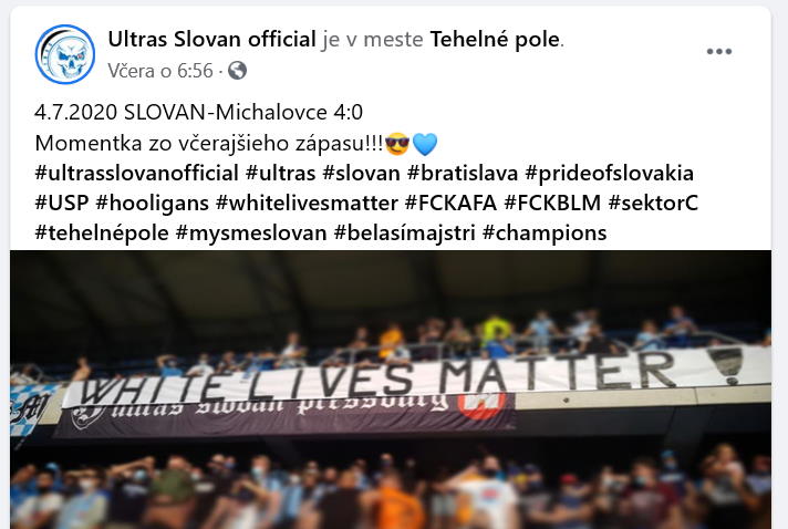 Fanúšikovia Slovana vyvesili transparent „Na bielych životoch záleží“
